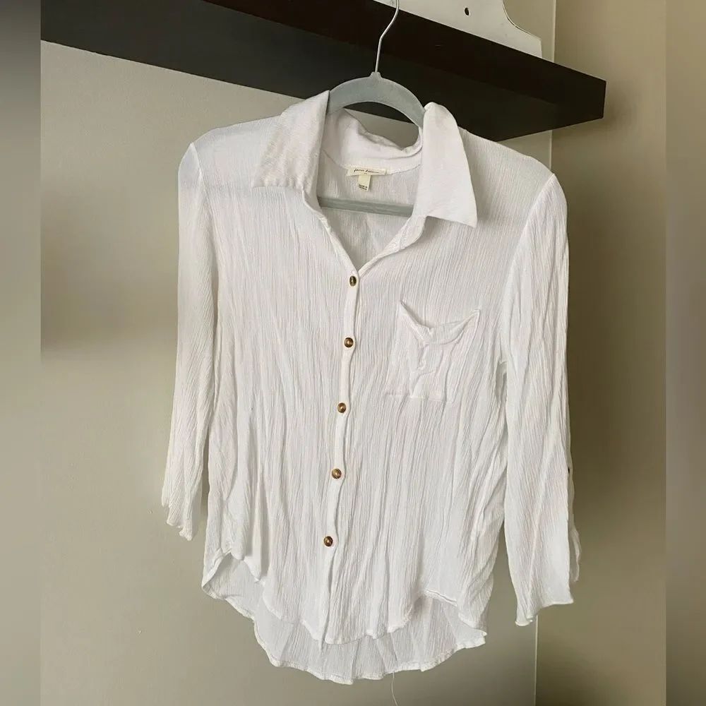 Free Kisses White Button Down Shirt Size Medium